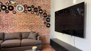 Smart TV - Hollyhock Suite 413: 5 beds/2 bath (Louisville)