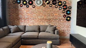 Smart TV - Hollyhock Suite 413: 5 beds/2 bath (Louisville)