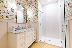 Shower, eco-friendly toiletries, hair dryer, towels - Hollyhock Suite 413: 5 beds/2 bath (Louisville)