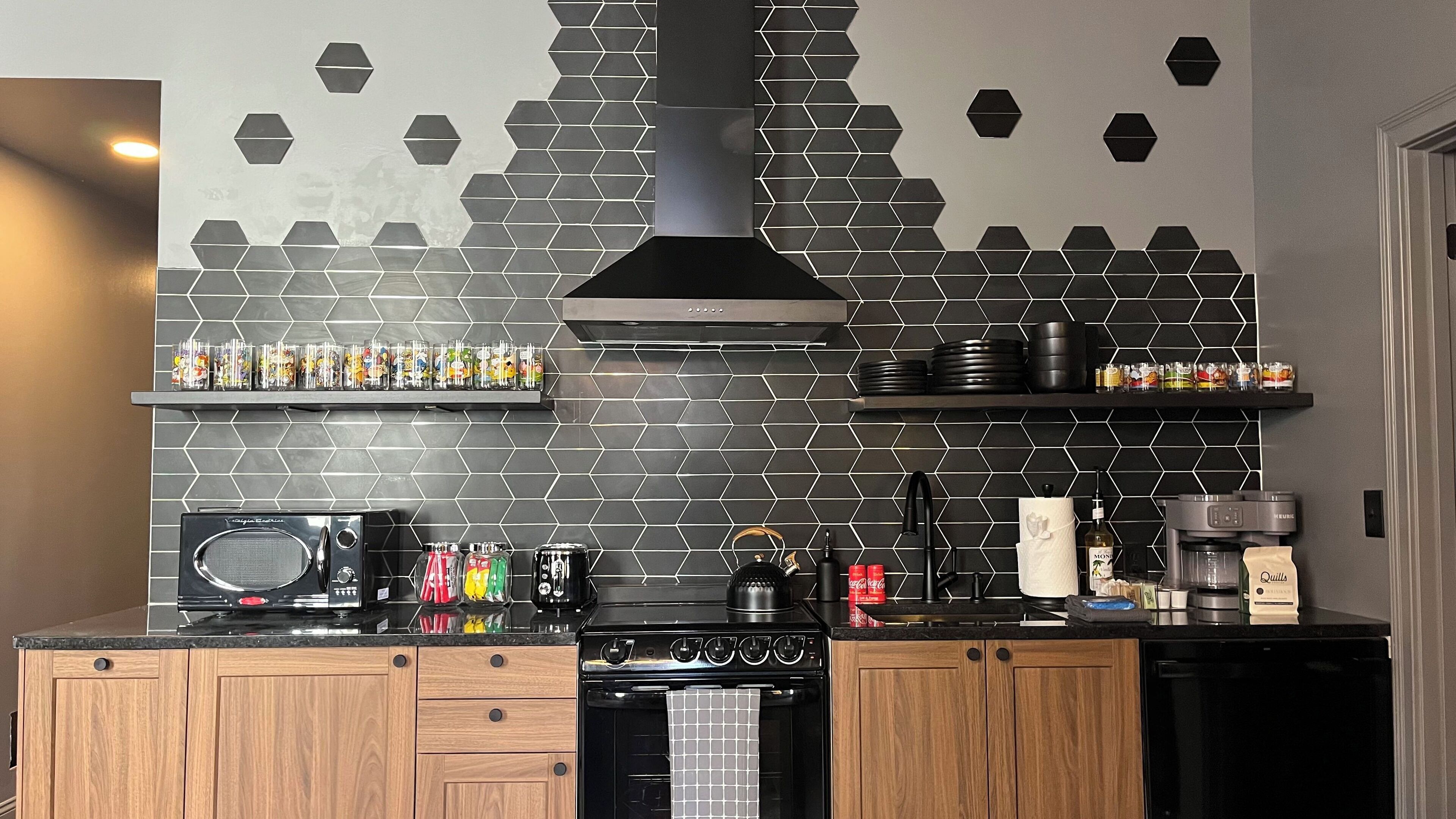 Een koelkast, een magnetron, een oven, een kookplaat