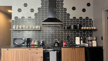 Een koelkast, een magnetron, een oven, een kookplaat