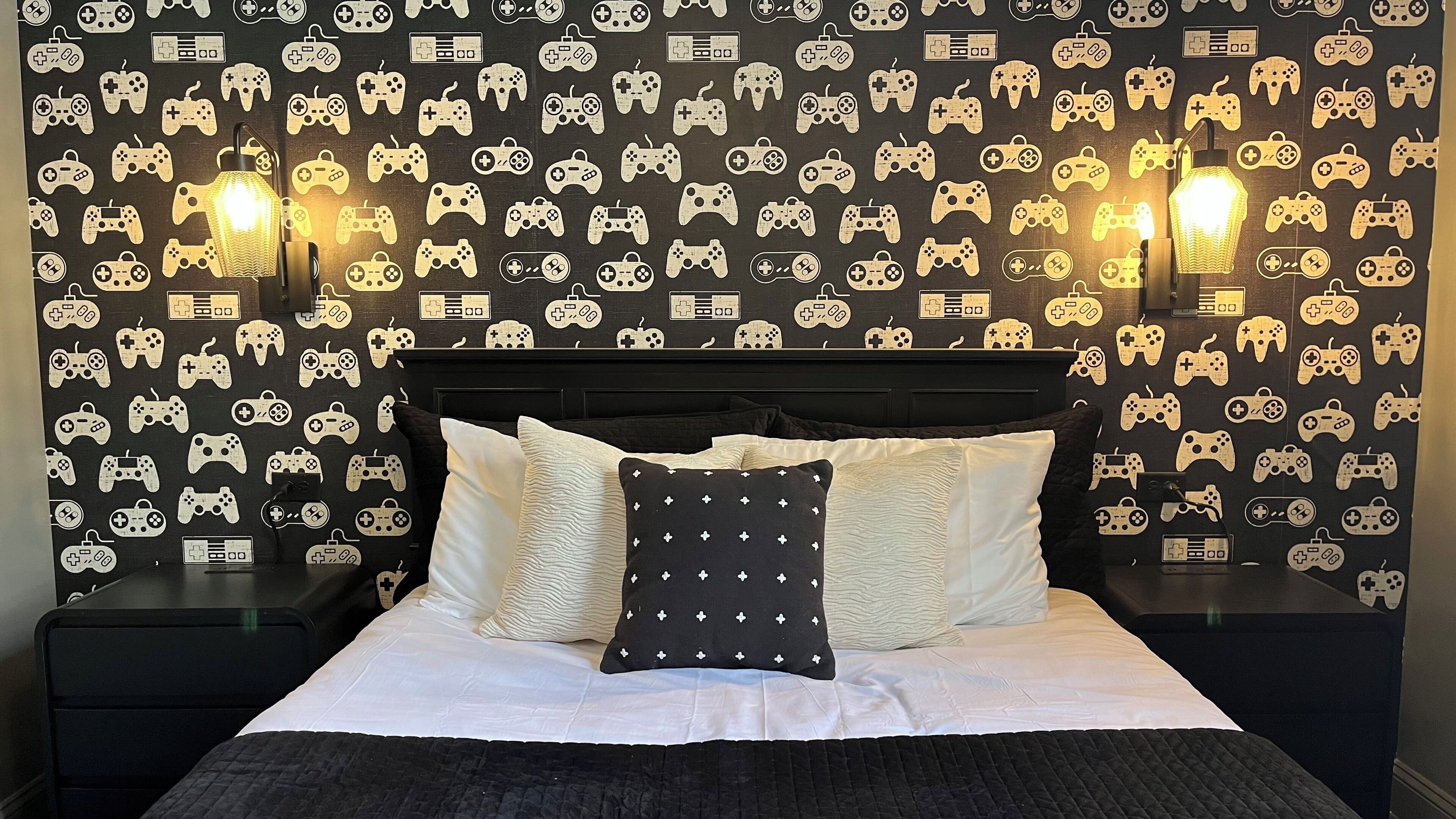 5 sovrum, värdeförvaringsskåp på rummet och skrivbord