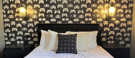 5 sovrum, värdeförvaringsskåp på rummet och skrivbord