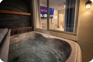 Interior - Fully Furnished 3BR Home with a Hot Tub & Views Kelseyville. (Kelseyville)
