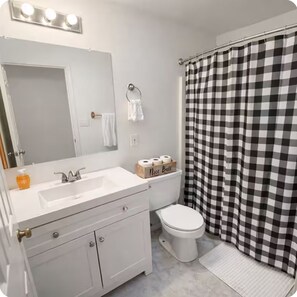 Secadora de cabello, toallas, jabón, papel de baño 