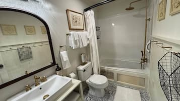 Boblebad, hårføner, håndklær og såpe