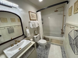 Jetted bath, hair dryer, soap, shampoo - 3 BR Colonial Revival in 2 Acres, 5 min to State Park. Family & Pet Friendly! (Chesterfield County)