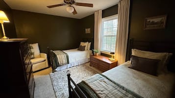 3 soverom, skrivebord, strykejern/-brett og reiseseng for barn