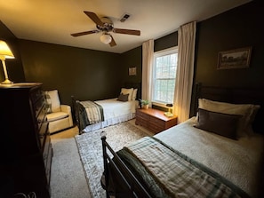 3 bedrooms, desk, iron/ironing board, free WiFi - 3 BR Colonial Revival in 2 Acres, 5 min to State Park. Family & Pet Friendly! (Chesterfield County)