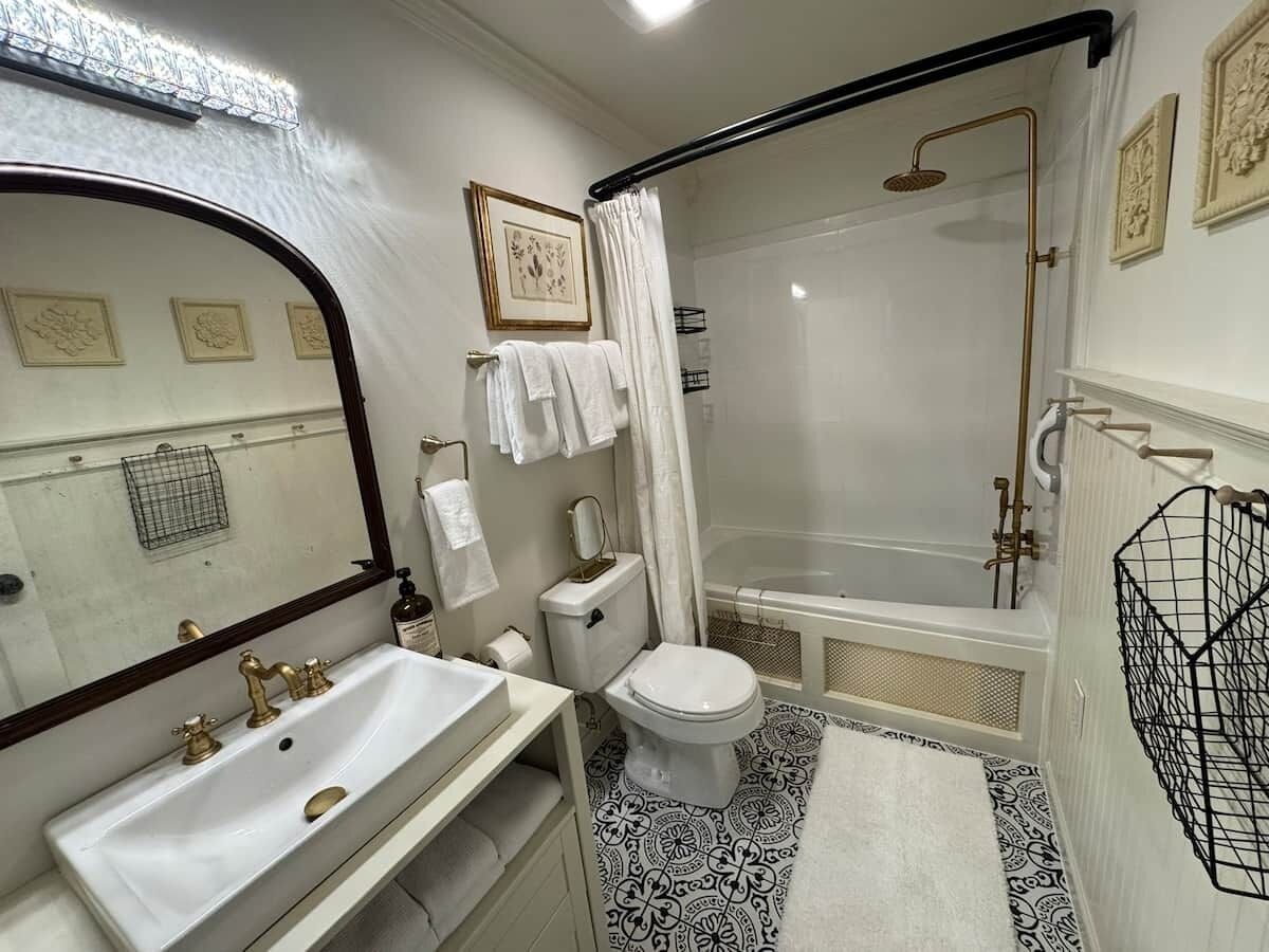 Baignoire à remous, séchoir à cheveux, serviettes fournies, savon