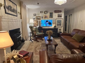 TV - 3 BR Colonial Revival in 2 Acres, 5 min to State Park. Family & Pet Friendly! (Chesterfield County)