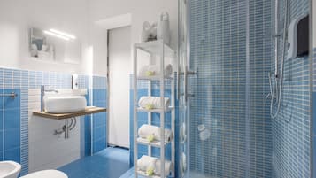 Dusche, Haartrockner, Bidet, Handtücher
