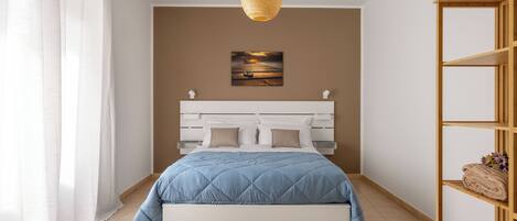 1 slaapkamer, een strijkplank/strijkijzer, reisbedje, gratis wifi