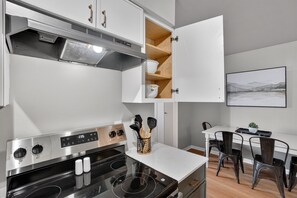 Wasserkocher mit Kaffee-/Teezubehör, Kühlschrank, Mikrowelle, Ofen