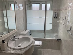 Secadora de cabello, bidet, toallas, jabón 
