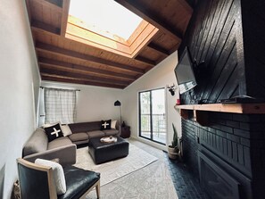 Smart TV, fireplace - Cozy family-friendly 2-bedroom condo in close proximity to 3 ski mountains! (Silverthorne)