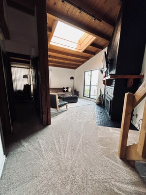Smart TV, fireplace - Cozy family-friendly 2-bedroom condo in close proximity to 3 ski mountains! (Silverthorne)