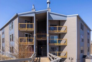 Exterior - Cozy family-friendly 2-bedroom condo in close proximity to 3 ski mountains! (Silverthorne)
