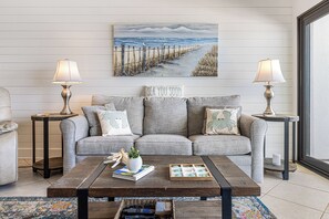 Smart TV - Sea for Miles at the Palms 603!
3 BR And 2BA- Sleeps 8 - Beach Views and Access (Orange Beach)