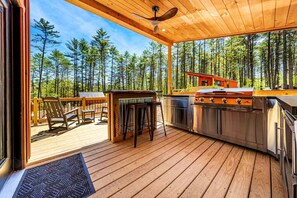 Outdoor dining - Modern Glamping Cabin with Hot tub (Oxford)