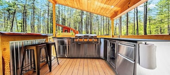 Modern Glamping Cabin with Hot tub