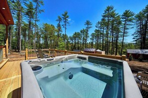 Outdoor spa tub - Modern Glamping Cabin with Hot tub (Oxford)