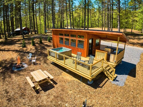 Modern Glamping Cabin with Hot tub