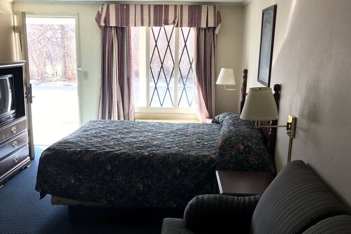 Una scrivania, Wi-Fi gratuito