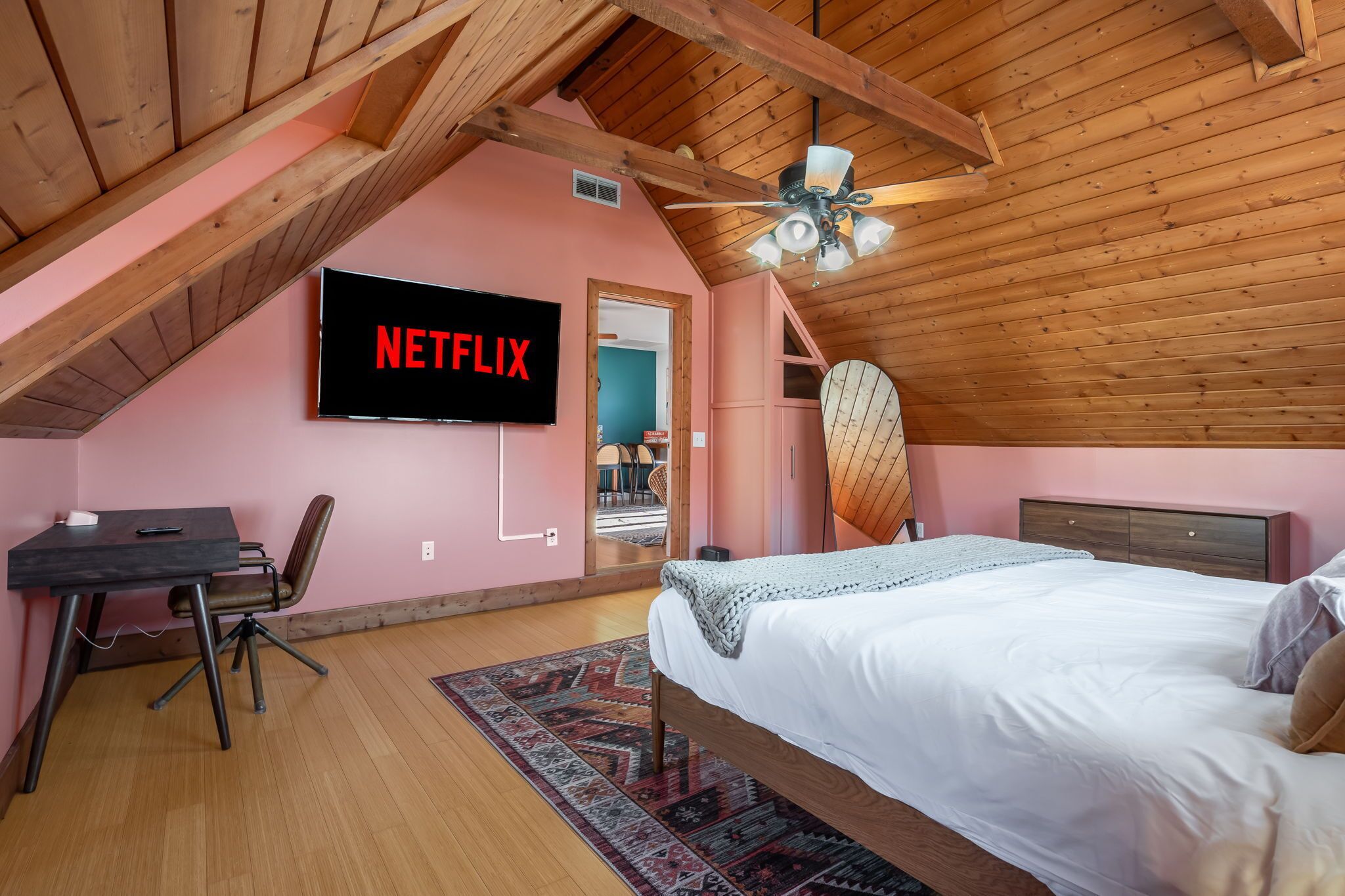 6 slaapkamers, een bureau, een strijkplank/strijkijzer, reisbedje