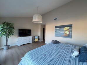 3 bedrooms, desk, iron/ironing board, travel cot - 3-Bedroom Townhome in Huntington Beach with 1 Bedroom Downstairs (Huntington Beach)