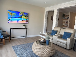 Smart TV, fireplace, books - 3-Bedroom Townhome in Huntington Beach with 1 Bedroom Downstairs (Huntington Beach)
