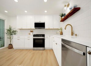 Fridge, microwave, oven, stovetop - 3-Bedroom Townhome in Huntington Beach with 1 Bedroom Downstairs (Huntington Beach)
