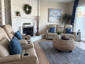 Smart TV, fireplace, books - 3-Bedroom Townhome in Huntington Beach with 1 Bedroom Downstairs (Huntington Beach)
