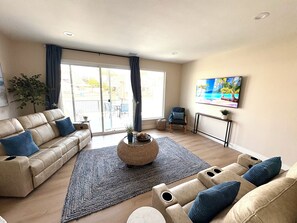 Smart TV, fireplace, books - 3-Bedroom Townhome in Huntington Beach with 1 Bedroom Downstairs (Huntington Beach)