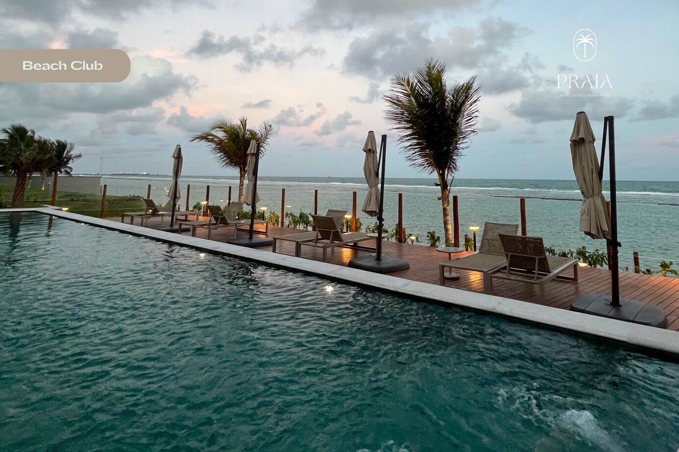 På stranden og parasoller