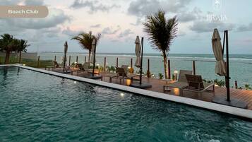 På stranden og parasoller