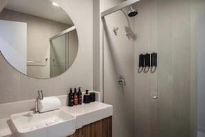 Dusche, kostenlose Toilettenartikel, Handtücher, Seife