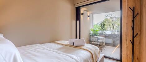 1 habitación, escritorio, tabla de planchar con plancha y wifi