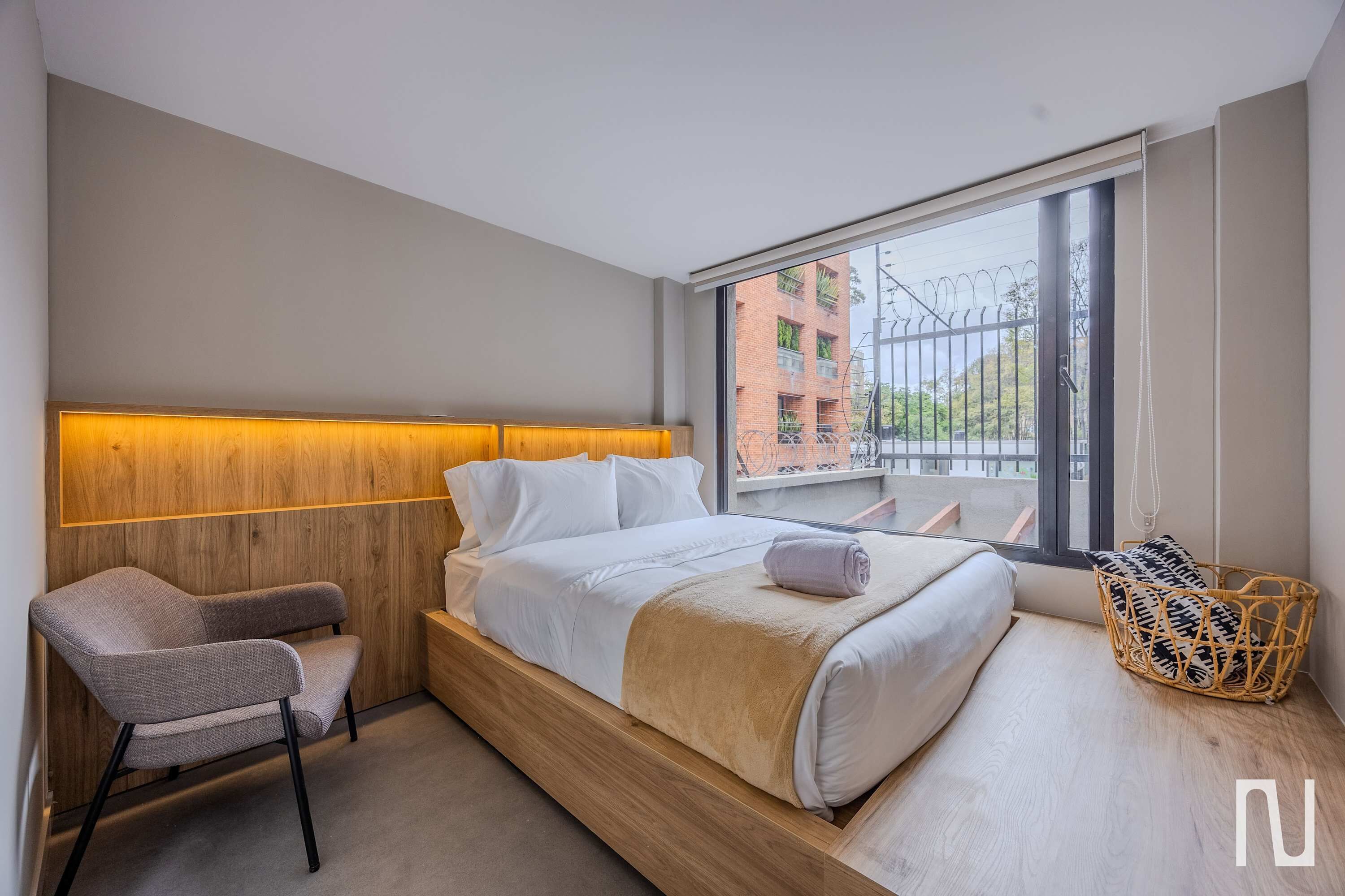 Desk, iron/ironing board, WiFi, bed sheets