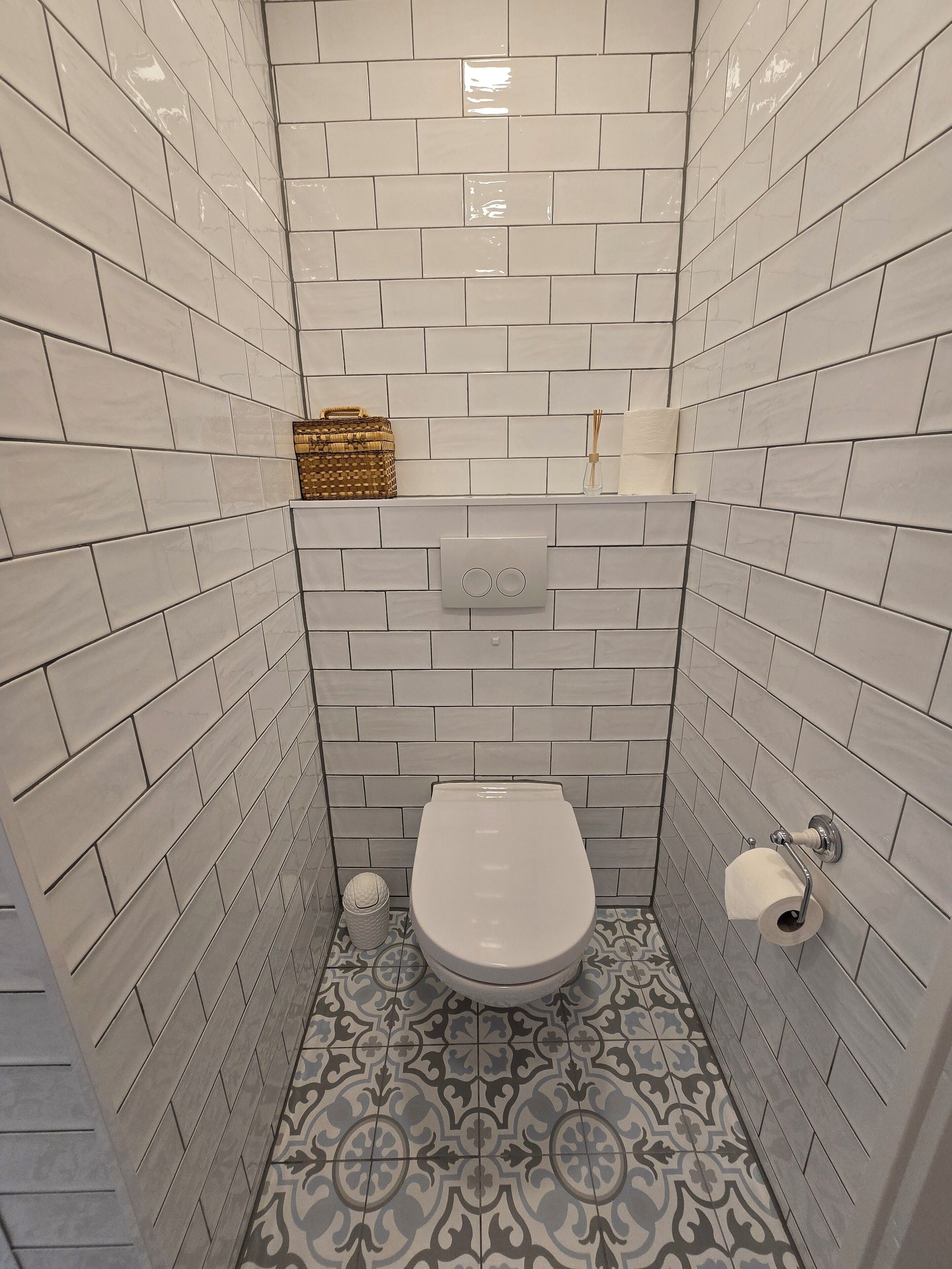 Douche, serviettes fournies, savon, shampoing
