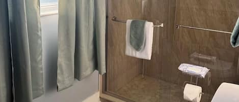 Secadora de cabello, toallas, jabón, papel de baño