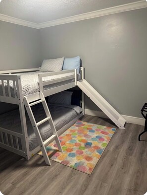 4 chambres, fer et planche à repasser, Wi-Fi gratuit, draps fournis