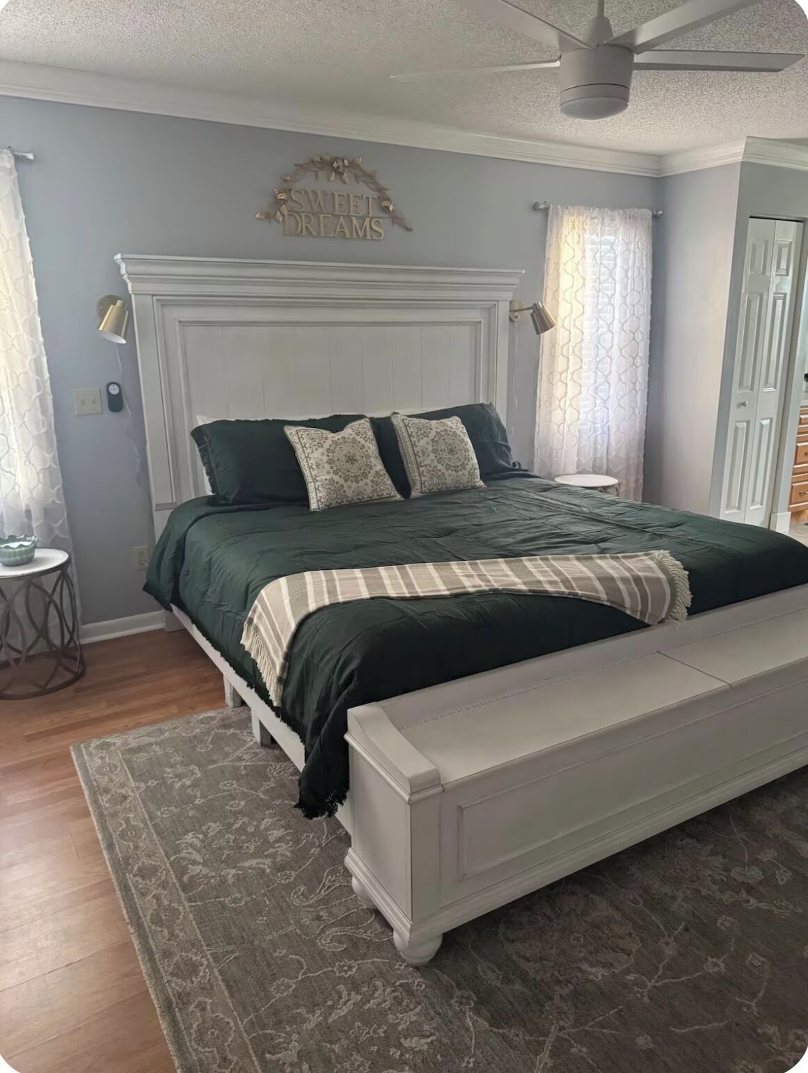 4 habitaciones, tabla de planchar con plancha, internet y ropa de cama 