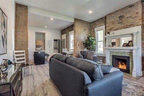 Chic Brick Loft with Fireplace & King Bed U2