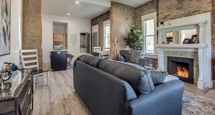 Chic Brick Loft with Fireplace & King Bed U2