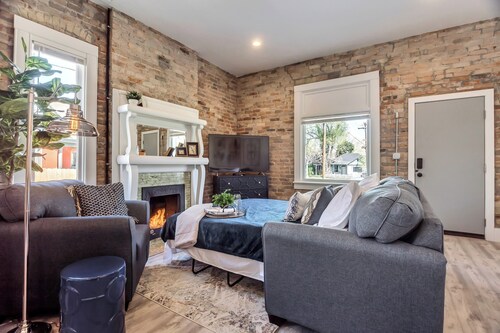 Chic Brick Loft with Fireplace & King Bed U2