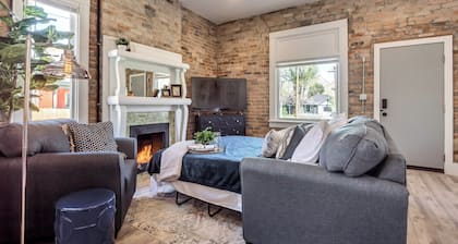 Chic Brick Loft with Fireplace & King Bed U2