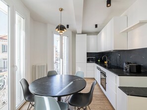Mikrovågsugn, ugn, diskmaskin och kaffe- och tebryggare