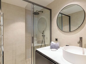 Shower, hair dryer, towels - Villa Royale - Luxurious 3 bedrooms near Croisette (Cannes)