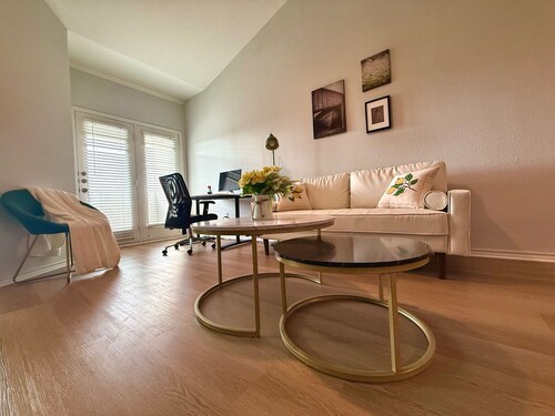 Quiet 2BR/2BTH Condo, Oak Lawn, Gated, Walkable, Comfy Beds, Covered Parking